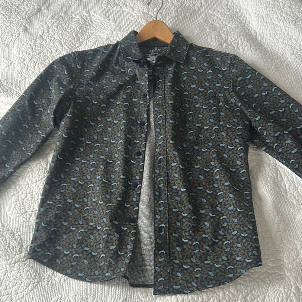 Apt. 9 Men's Navy, Light Blue and Green Feather Patterned dress shirt